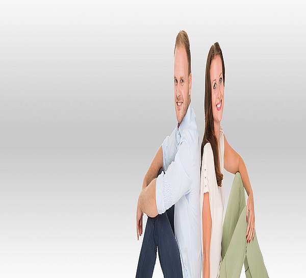 Junge Frau und junger Mann sitzen Rücken an Rücken und lächeln in die Kamera - Münchener Verein Klassische Rentenversicherung